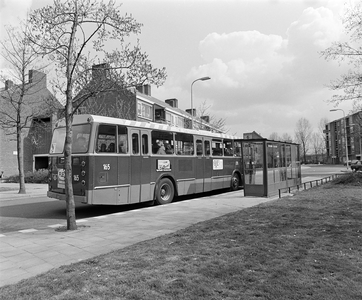 857569 Afbeelding van een autobus van het G.E.V.U. (DAF/Hainje standaardbus nr. 165) bij de bushalte van lijn 6 aan de ...